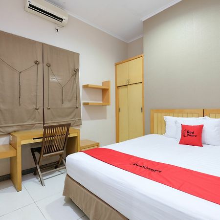 Reddoorz Plus Near Simpang Lima Semarang Ngoại thất bức ảnh