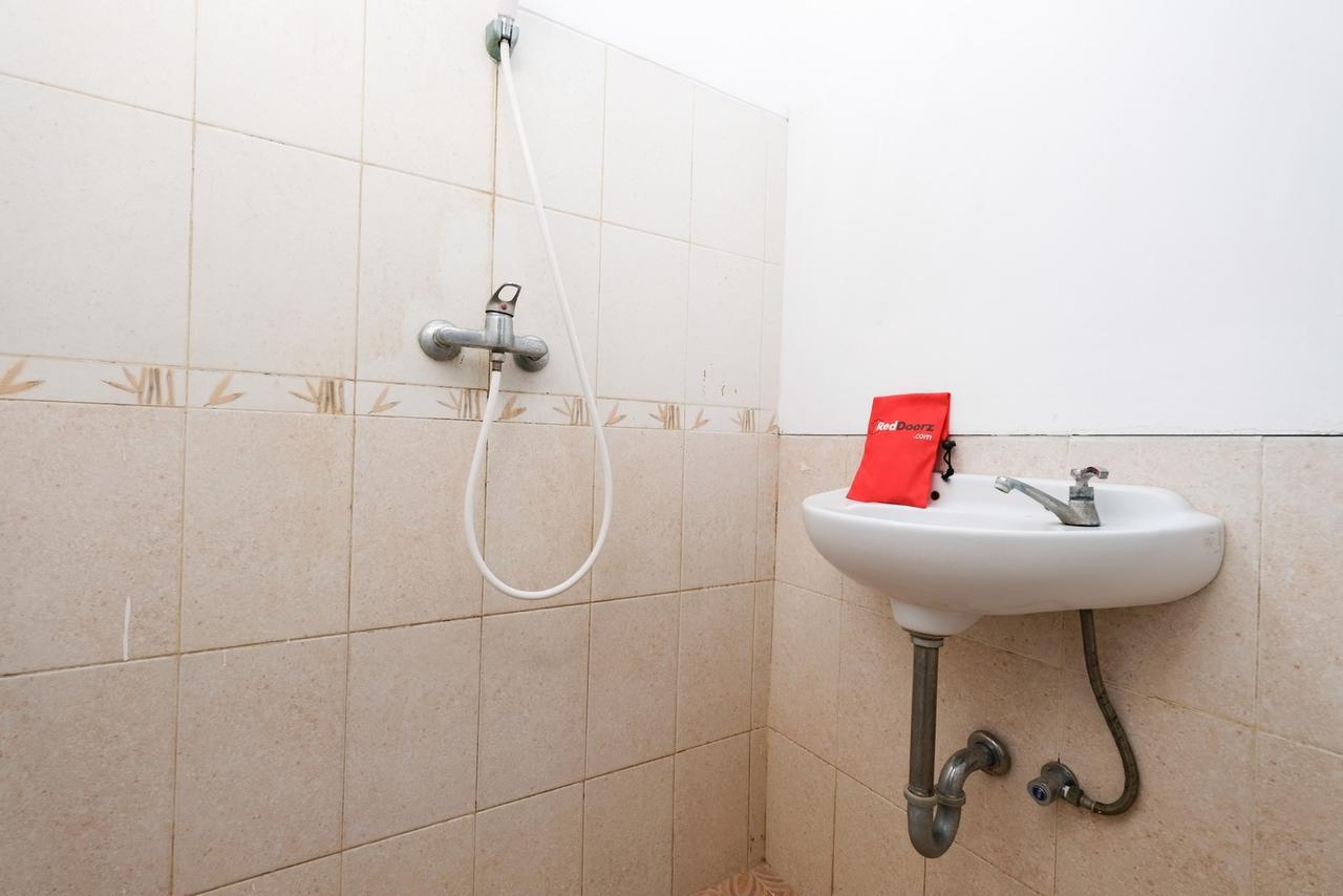Reddoorz Plus Near Simpang Lima Semarang Ngoại thất bức ảnh
