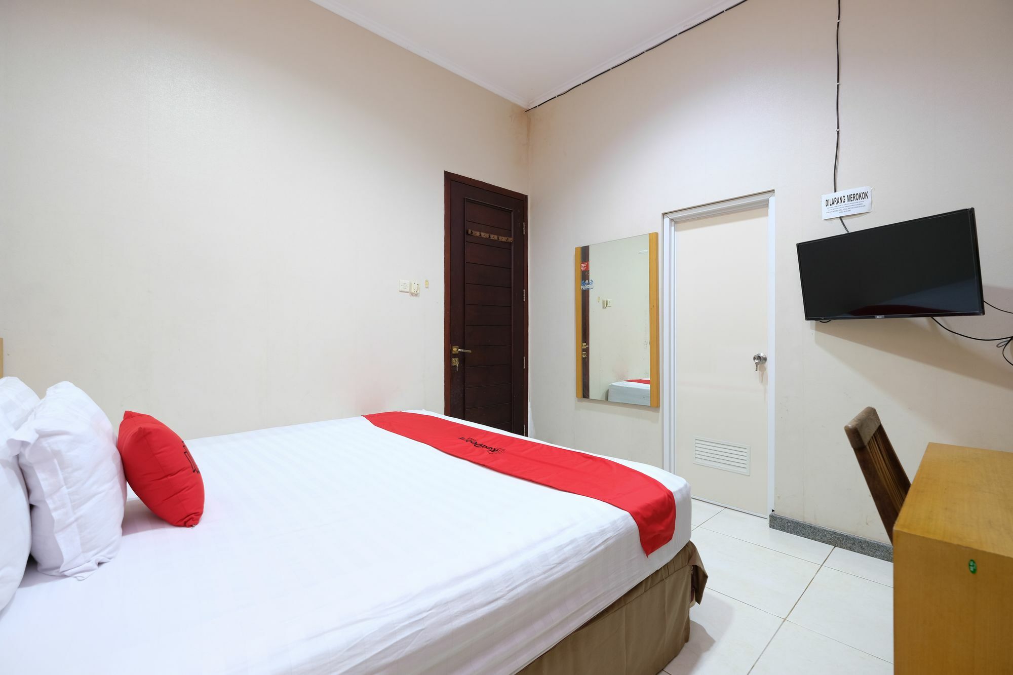 Reddoorz Plus Near Simpang Lima Semarang Ngoại thất bức ảnh