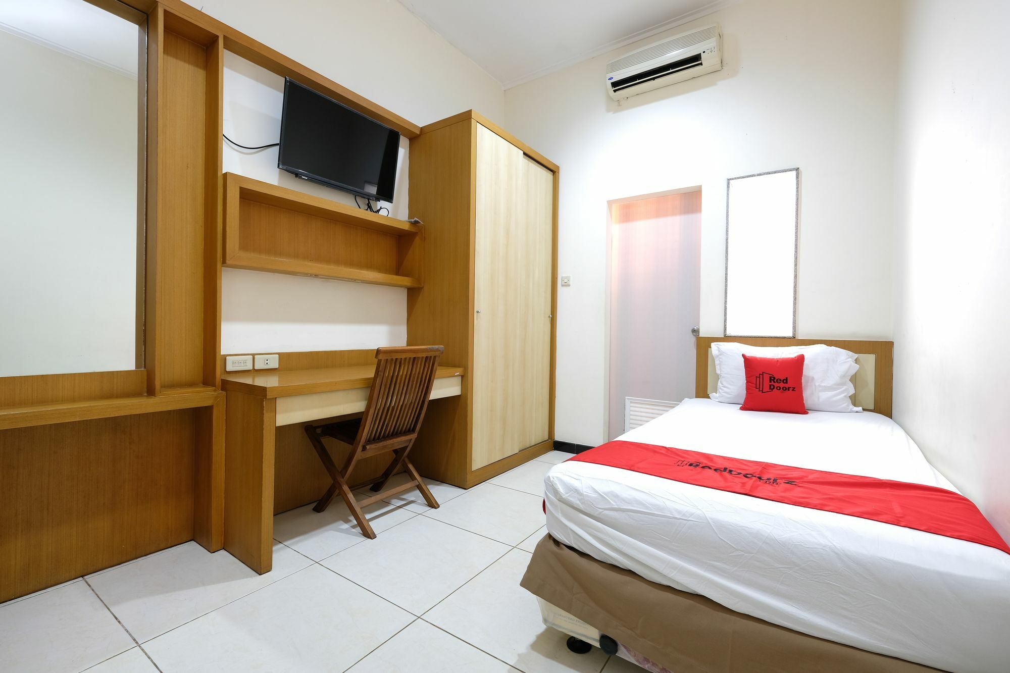 Reddoorz Plus Near Simpang Lima Semarang Ngoại thất bức ảnh
