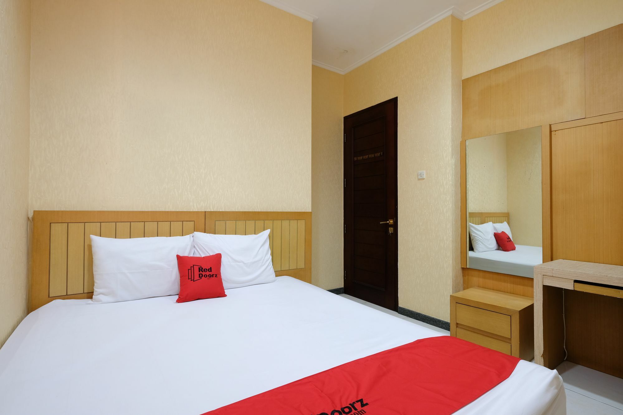 Reddoorz Plus Near Simpang Lima Semarang Ngoại thất bức ảnh