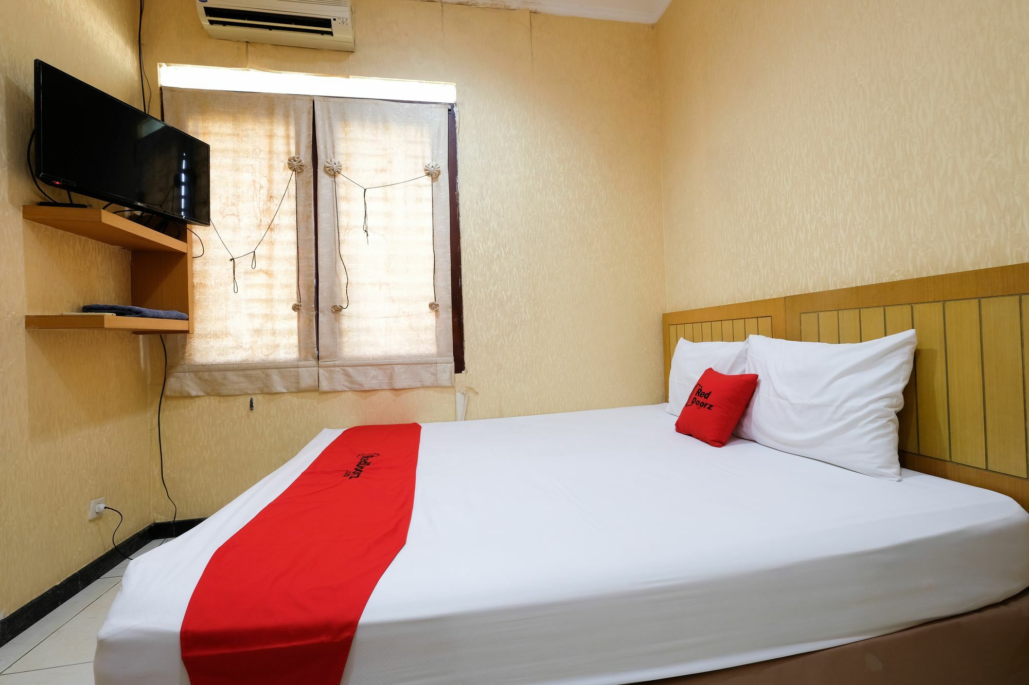 Reddoorz Plus Near Simpang Lima Semarang Ngoại thất bức ảnh