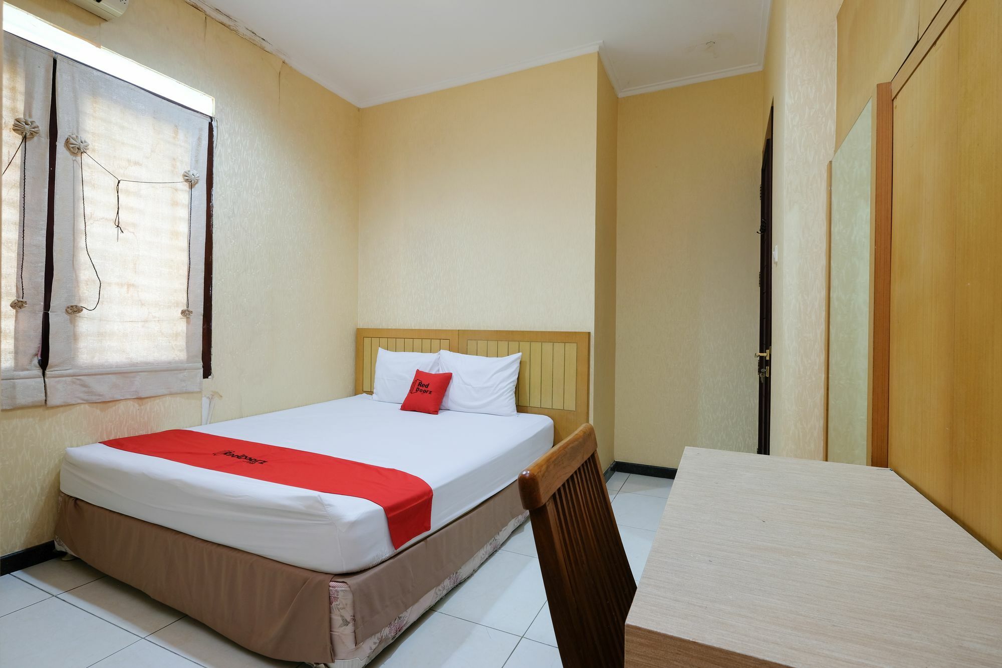 Reddoorz Plus Near Simpang Lima Semarang Ngoại thất bức ảnh
