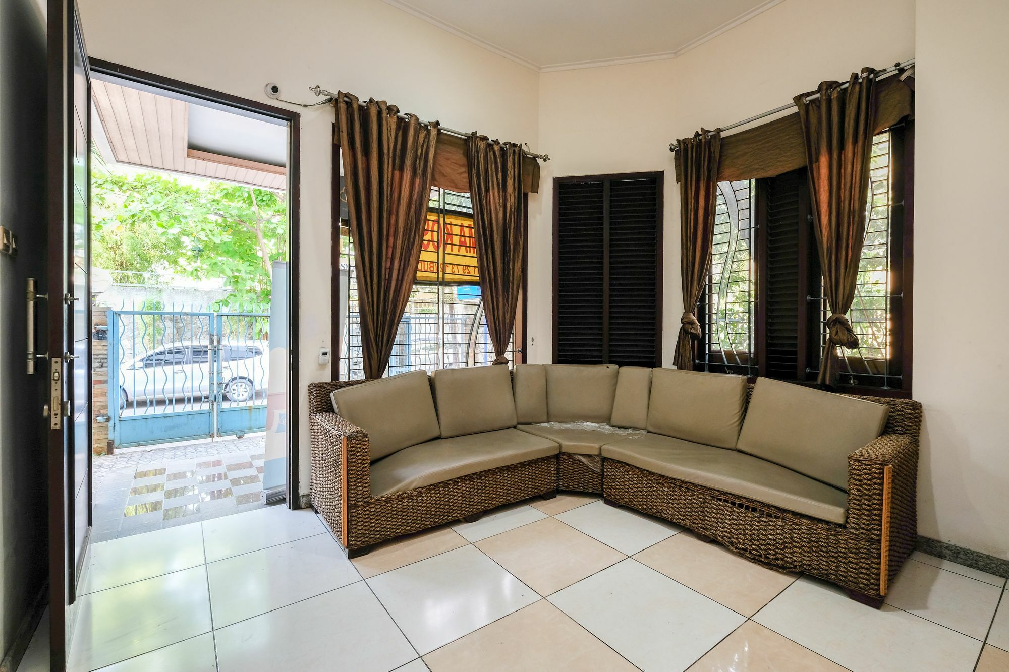Reddoorz Plus Near Simpang Lima Semarang Ngoại thất bức ảnh
